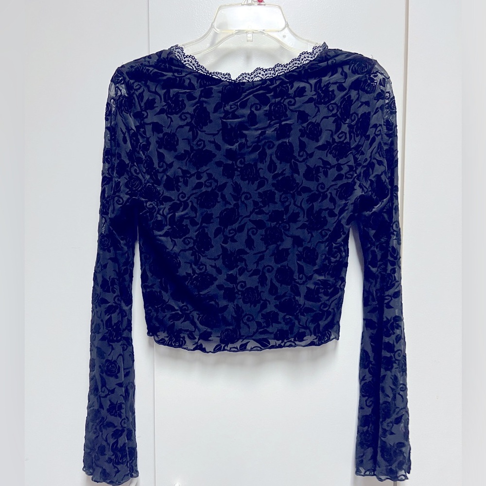 Bell sleeve top. Mesh. Rose detail. Embroidery style. NWT. Hot topic bran.